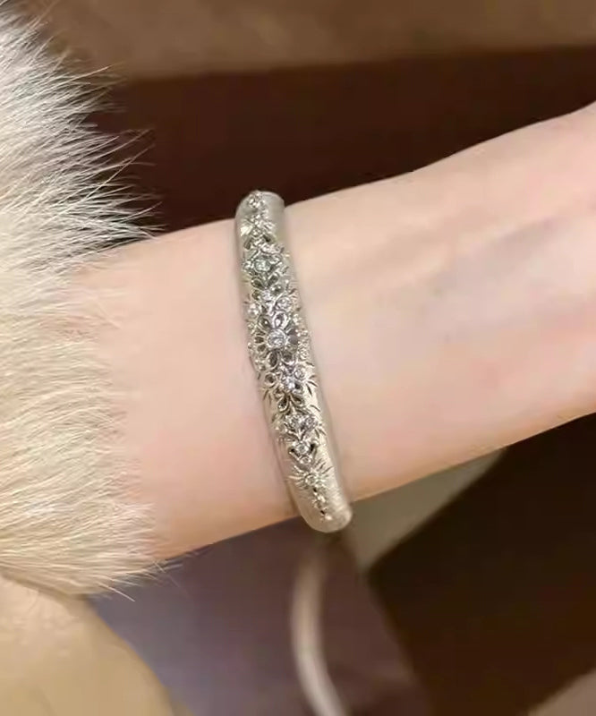 Manschette aus feiner Seide, Sterlingsilber und Zirkonia mit durchbrochenem Muster