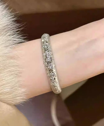 Manschette aus feiner Seide, Sterlingsilber und Zirkonia mit durchbrochenem Muster