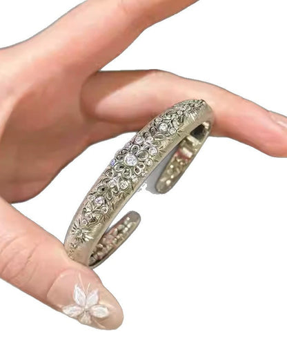 Manschette aus feiner Seide, Sterlingsilber und Zirkonia mit durchbrochenem Muster