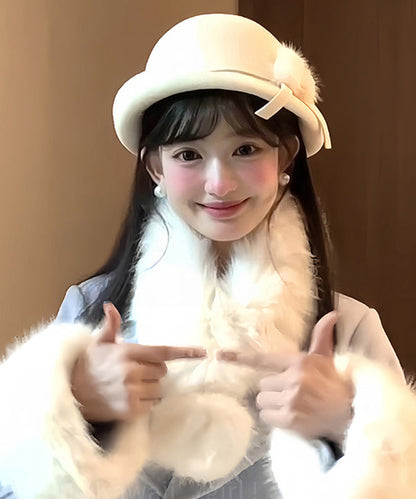 Feiner weißer Schleifen-Woll-Bucket-Hut mit flauschigem Bommel