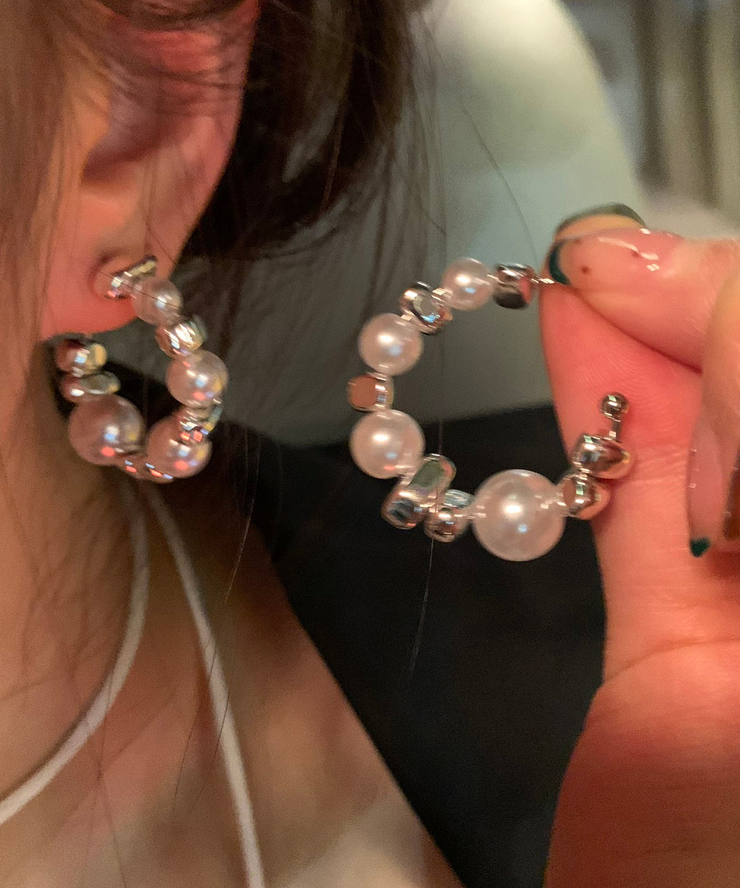 Feine Creolen aus weißer Kupferlegierung mit Perlen und gebrochenem Silber