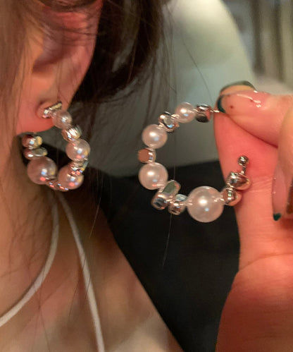 Feine Creolen aus weißer Kupferlegierung mit Perlen und gebrochenem Silber