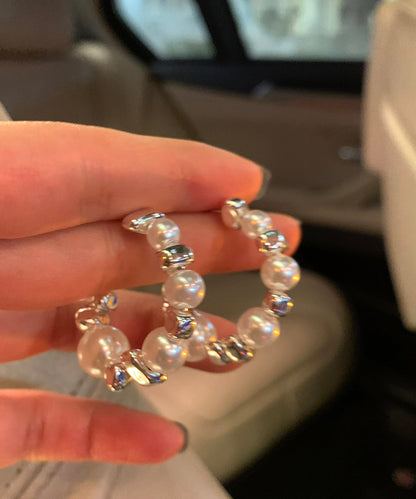 Feine Creolen aus weißer Kupferlegierung mit Perlen und gebrochenem Silber