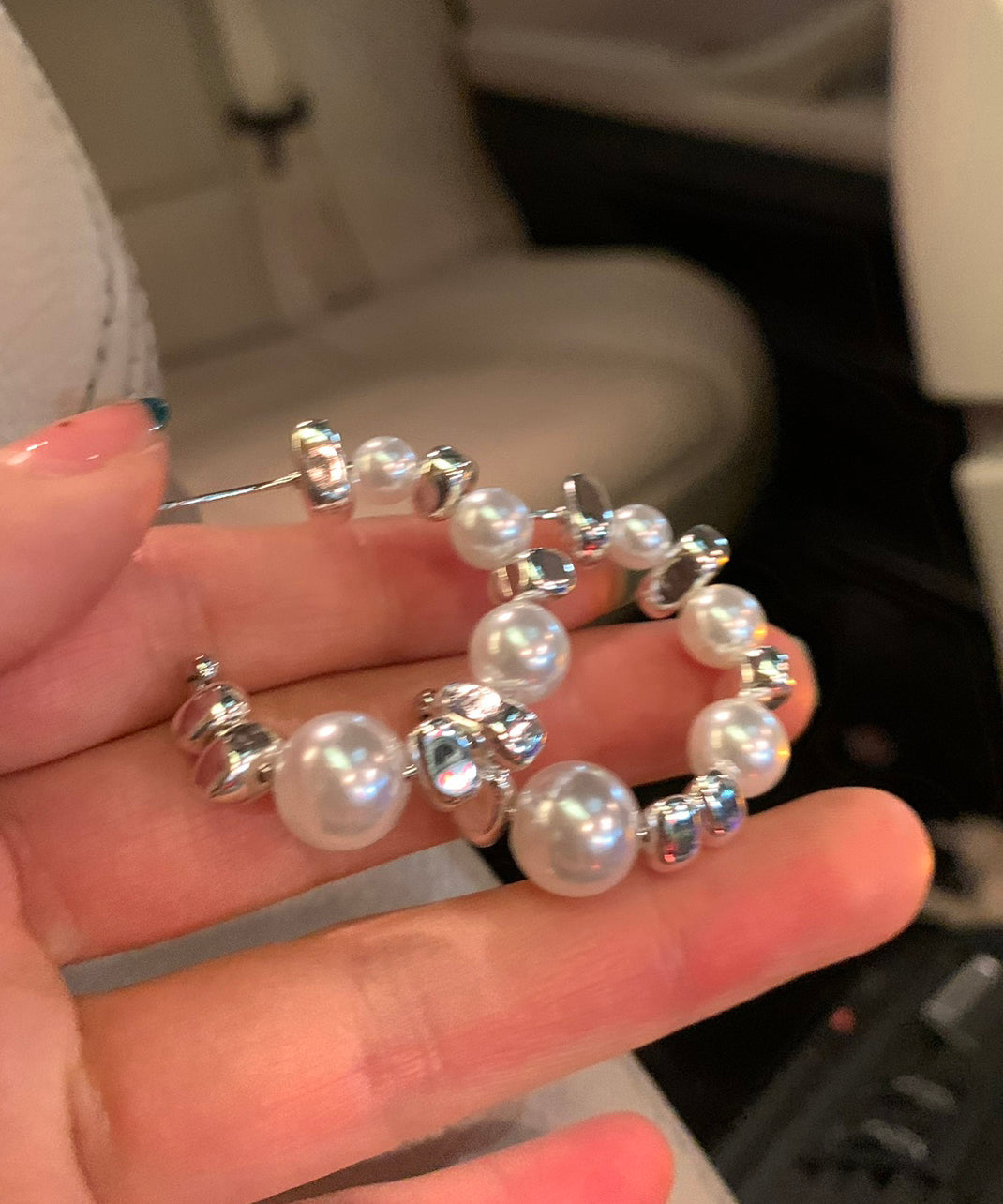 Feine Creolen aus weißer Kupferlegierung mit Perlen und gebrochenem Silber