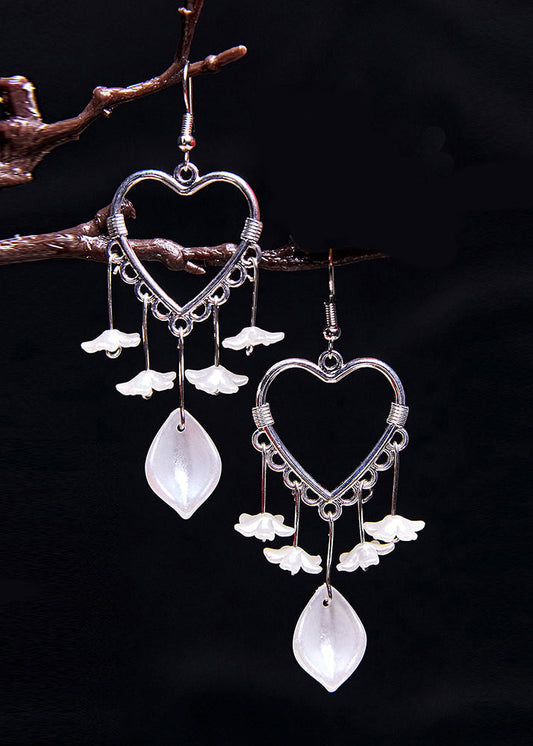 Pendientes colgantes de acrílico con forma de corazón y flores blancas