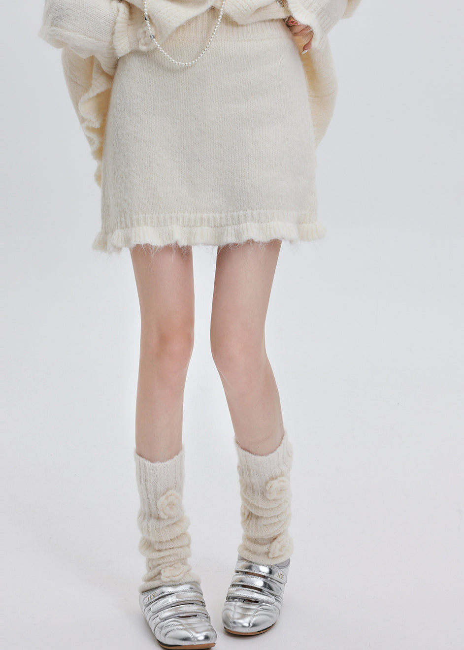 Conjunto de dos piezas de punto con capucha blanca fina decorada con flores para invierno