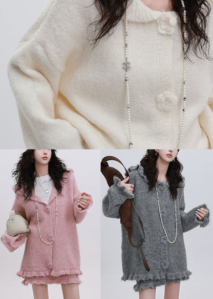 Conjunto de dos piezas de punto con capucha blanca fina decorada con flores para invierno