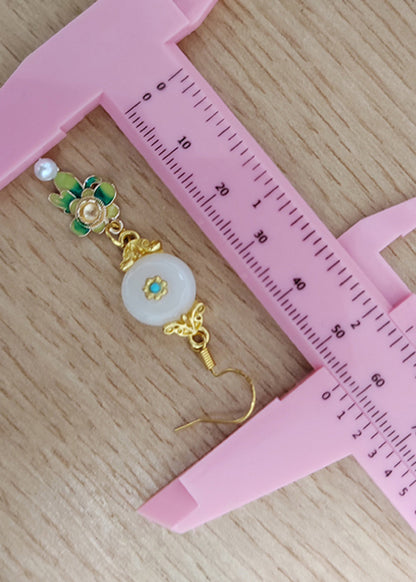 Feine weiße Jade-Paitings-Blumen-Metall-Tropfenohrringe 2024 neuer Stil