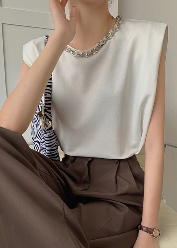 Feine Halskette aus weißem Metall. Original-Design. Ärmelloses Baumwoll-Tanktop.