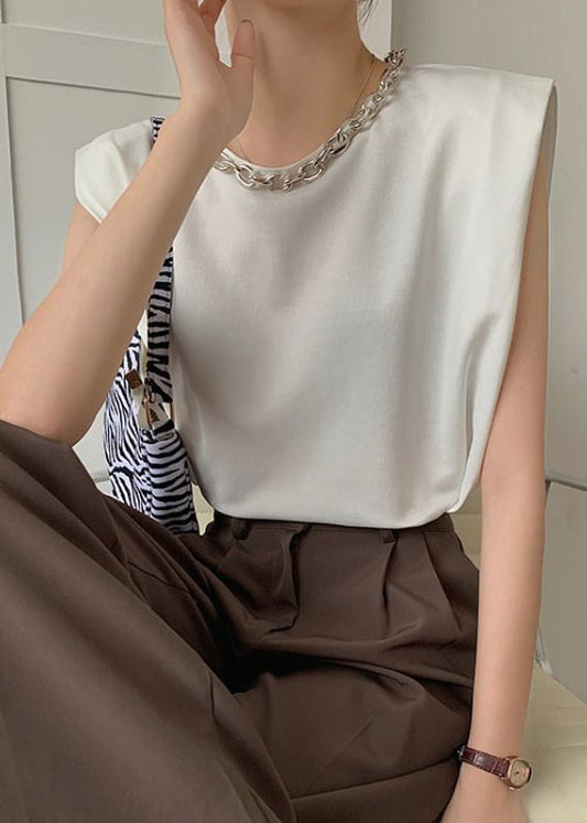 Feine Halskette aus weißem Metall. Original-Design. Ärmelloses Baumwoll-Tanktop.