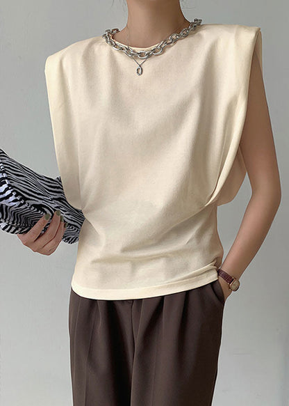 Feine Halskette aus weißem Metall. Original-Design. Ärmelloses Baumwoll-Tanktop.