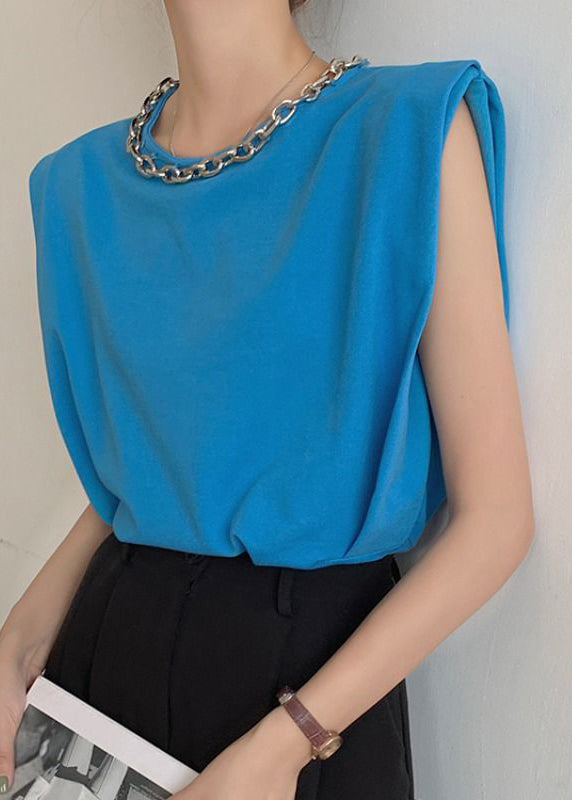 Feine Halskette aus weißem Metall. Original-Design. Ärmelloses Baumwoll-Tanktop.