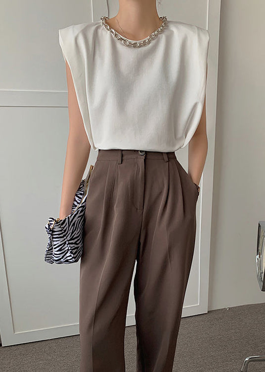 Feine Halskette aus weißem Metall. Original-Design. Ärmelloses Baumwoll-Tanktop.