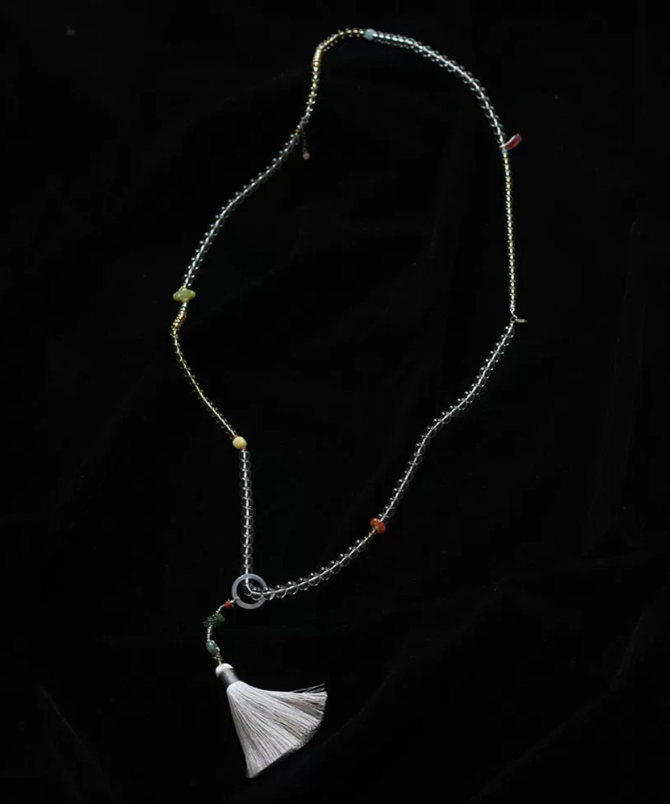 Feine gelbe Patchwork-Halskette mit handgewebtem Kristallperlen-Quastenanhänger