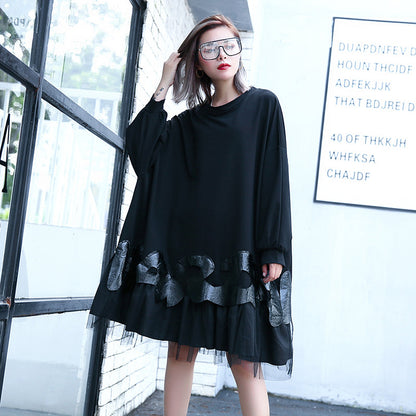 Feines schwarzes Kniekleid aus Baumwollmischung. Locker sitzendes Patchwork. Feines Tüllkleid aus Baumwollmischung