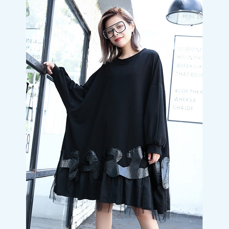 Feines schwarzes Kniekleid aus Baumwollmischung. Locker sitzendes Patchwork. Feines Tüllkleid aus Baumwollmischung
