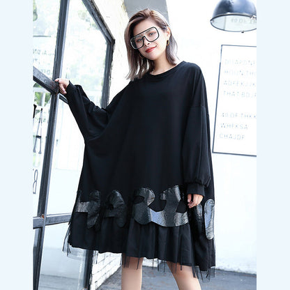 Feines schwarzes Kniekleid aus Baumwollmischung. Locker sitzendes Patchwork. Feines Tüllkleid aus Baumwollmischung