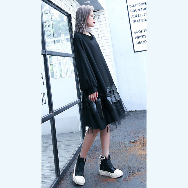 Feines schwarzes Kniekleid aus Baumwollmischung. Locker sitzendes Patchwork. Feines Tüllkleid aus Baumwollmischung