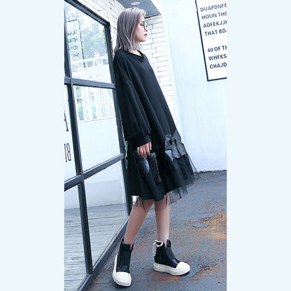 Feines schwarzes Kniekleid aus Baumwollmischung. Locker sitzendes Patchwork. Feines Tüllkleid aus Baumwollmischung