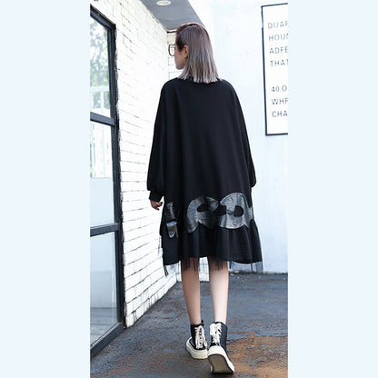 Feines schwarzes Kniekleid aus Baumwollmischung. Locker sitzendes Patchwork. Feines Tüllkleid aus Baumwollmischung