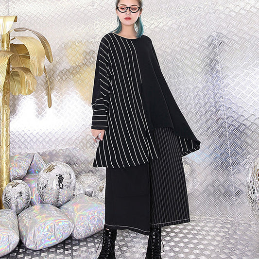 Feine schwarze gestreifte Bluse, übergroß, O-Ausschnitt, lässiges, asymmetrisches Design