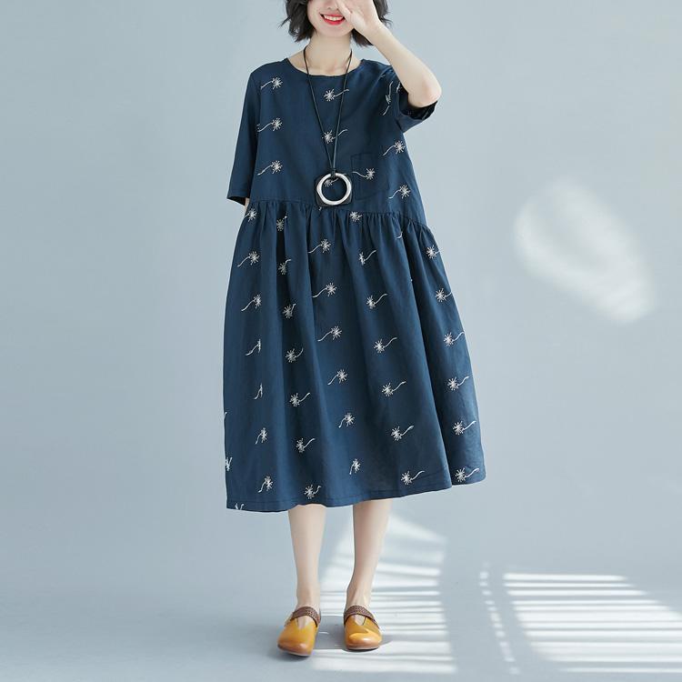 Feines, blau bedrucktes Leinenkleid aus reiner Baumwolle in Übergröße. Neue, halblange Ärmel mit großem Saum und Rundhalsausschnitt.