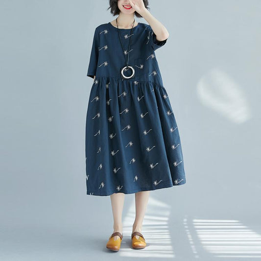 Feines, blau bedrucktes Leinenkleid aus reiner Baumwolle in Übergröße. Neue, halblange Ärmel mit großem Saum und Rundhalsausschnitt.