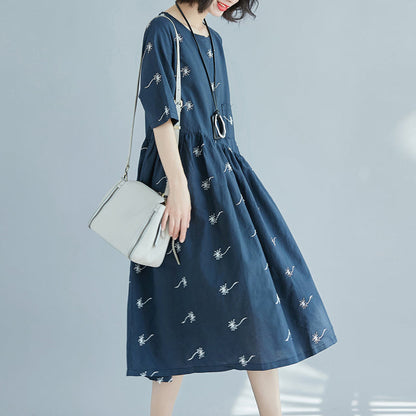 Feines, blau bedrucktes Leinenkleid aus reiner Baumwolle in Übergröße. Neue, halblange Ärmel mit großem Saum und Rundhalsausschnitt.