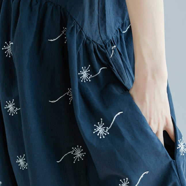 Feines, blau bedrucktes Leinenkleid aus reiner Baumwolle in Übergröße. Neue, halblange Ärmel mit großem Saum und Rundhalsausschnitt.