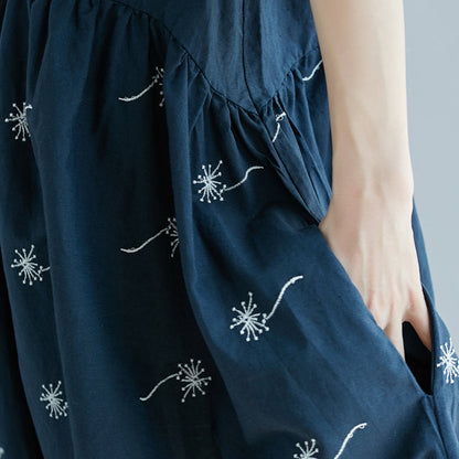 Feines, blau bedrucktes Leinenkleid aus reiner Baumwolle in Übergröße. Neue, halblange Ärmel mit großem Saum und Rundhalsausschnitt.