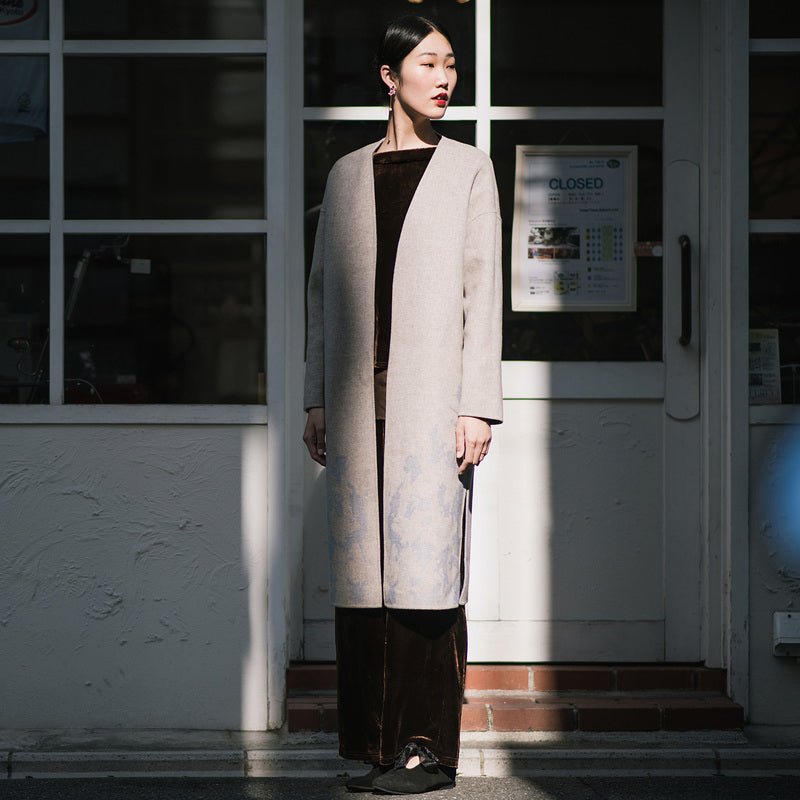 Feiner blauer Wollmantel für Damen trendige Übergröße zwei Möglichkeiten, Winterjacken Stickereimäntel zu tragen