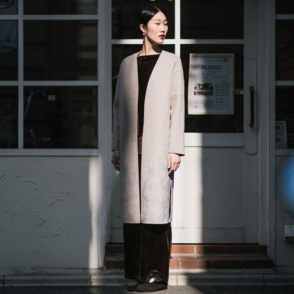 Feiner blauer Wollmantel für Damen trendige Übergröße zwei Möglichkeiten, Winterjacken Stickereimäntel zu tragen