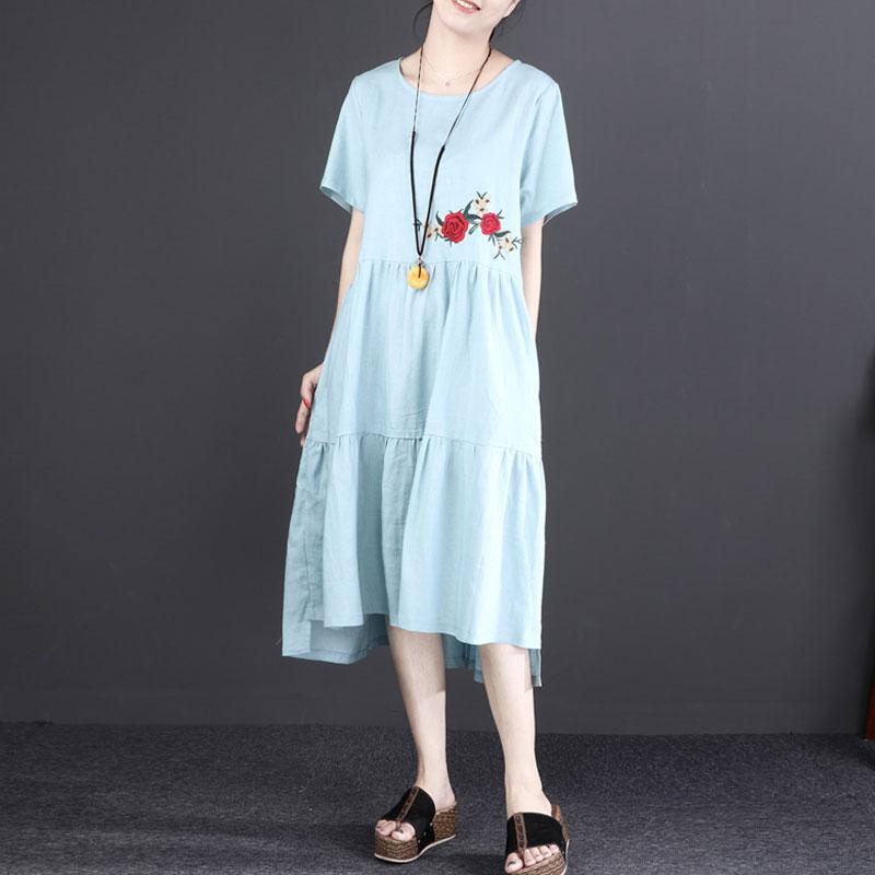 Feines Leinenkleid übergroßes kurzärmliges besticktes Flachskleid mit unregelmäßigem blauen Muster