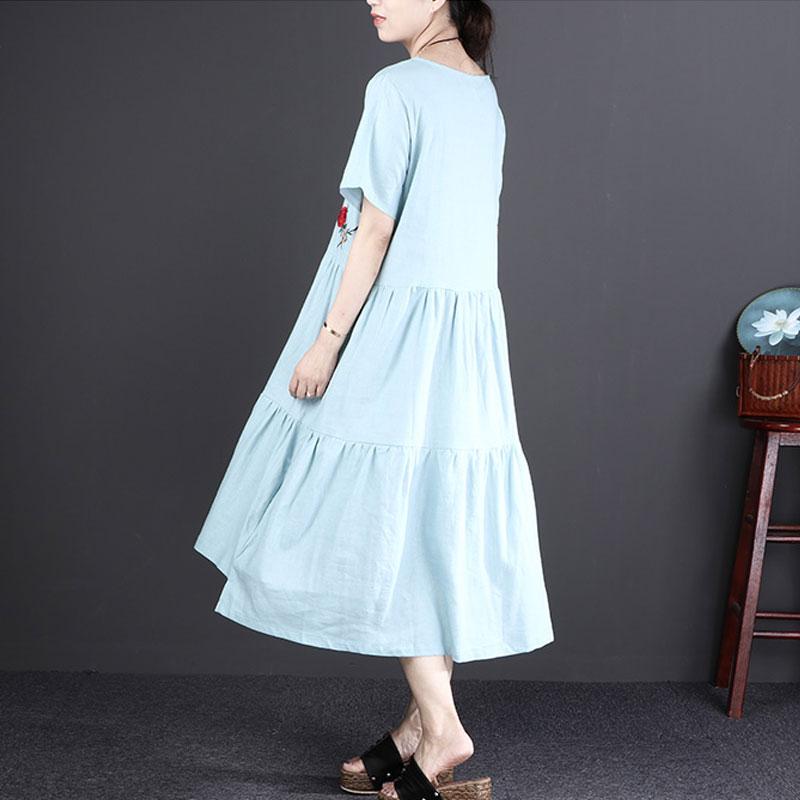 Feines Leinenkleid übergroßes kurzärmliges besticktes Flachskleid mit unregelmäßigem blauen Muster