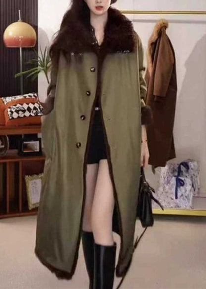 Parka larga de invierno con bolsillos y cuello de piel verde ajustado y patchwork