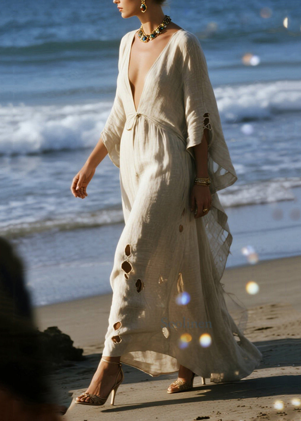Beigefarbenes, tailliertes, langes Baumwollkleid mit V-Ausschnitt und Rissen für den Frühling