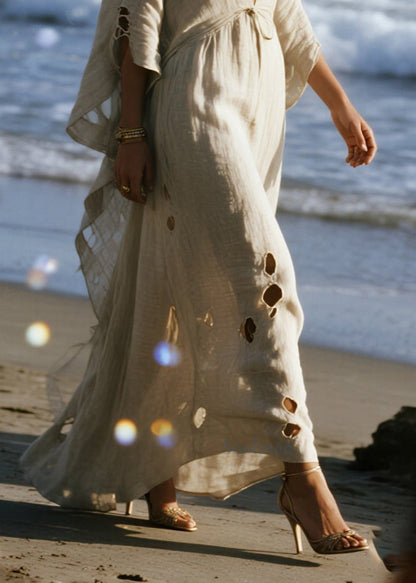 Beigefarbenes, tailliertes, langes Baumwollkleid mit V-Ausschnitt und Rissen für den Frühling