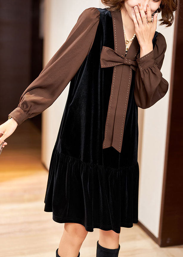 Tailliertes schwarzes V-Ausschnitt-Patchwork-Velourskleid mit Schleife