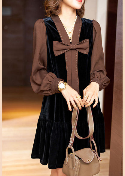 Tailliertes schwarzes V-Ausschnitt-Patchwork-Velourskleid mit Schleife