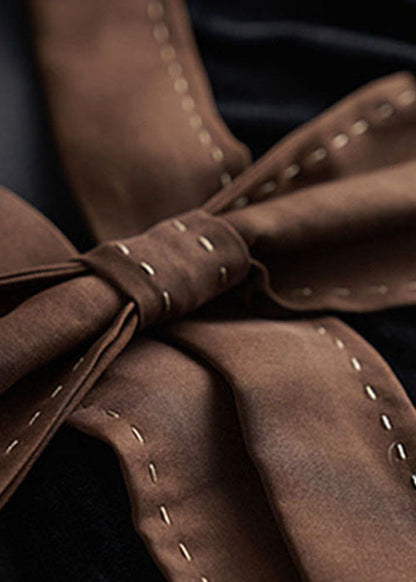 Tailliertes schwarzes V-Ausschnitt-Patchwork-Velourskleid mit Schleife