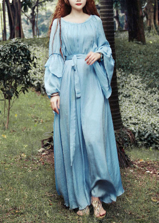 Tailliertes blaues O-Ausschnitt-Kleid mit Bindegürtel und extra großem Saum aus Seide mit Blütenblattärmeln