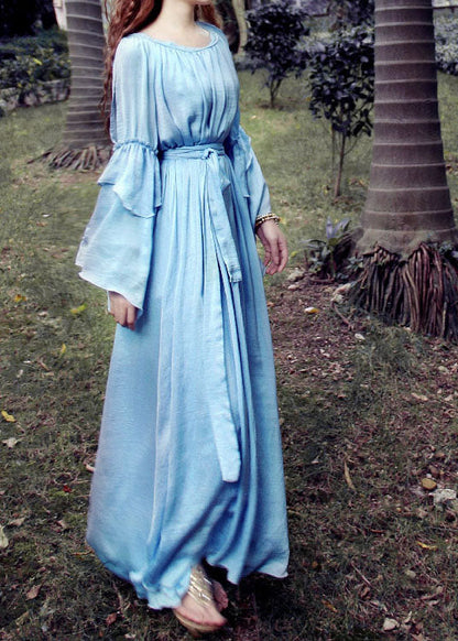 Tailliertes blaues O-Ausschnitt-Kleid mit Bindegürtel und extra großem Saum aus Seide mit Blütenblattärmeln