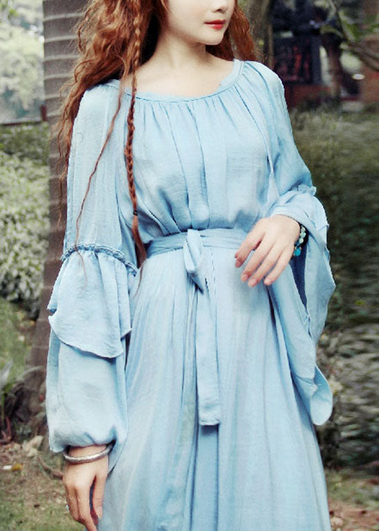 Tailliertes blaues O-Ausschnitt-Kleid mit Bindegürtel und extra großem Saum aus Seide mit Blütenblattärmeln