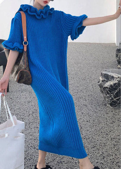 Figurbetontes blaues Strick-Knöchelkleid mit Rüschen und Blütenblattärmeln