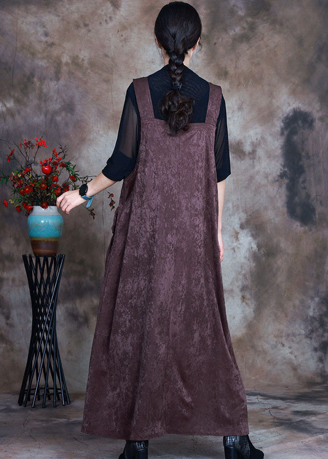 Figurbetontes, schokoladenbraunes, asymmetrisches Samtkleid mit Taschen, ärmellos