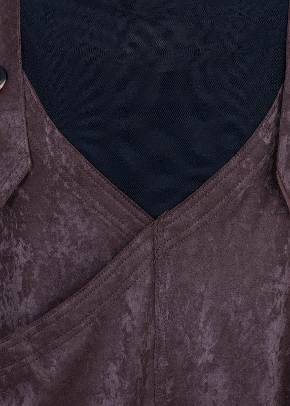 Figurbetontes, schokoladenbraunes, asymmetrisches Samtkleid mit Taschen, ärmellos