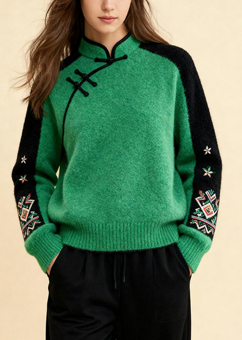 Figurbetonter, farblich abgesetzter Stehkragenpullover aus bedruckter Baumwolle für den Frühling