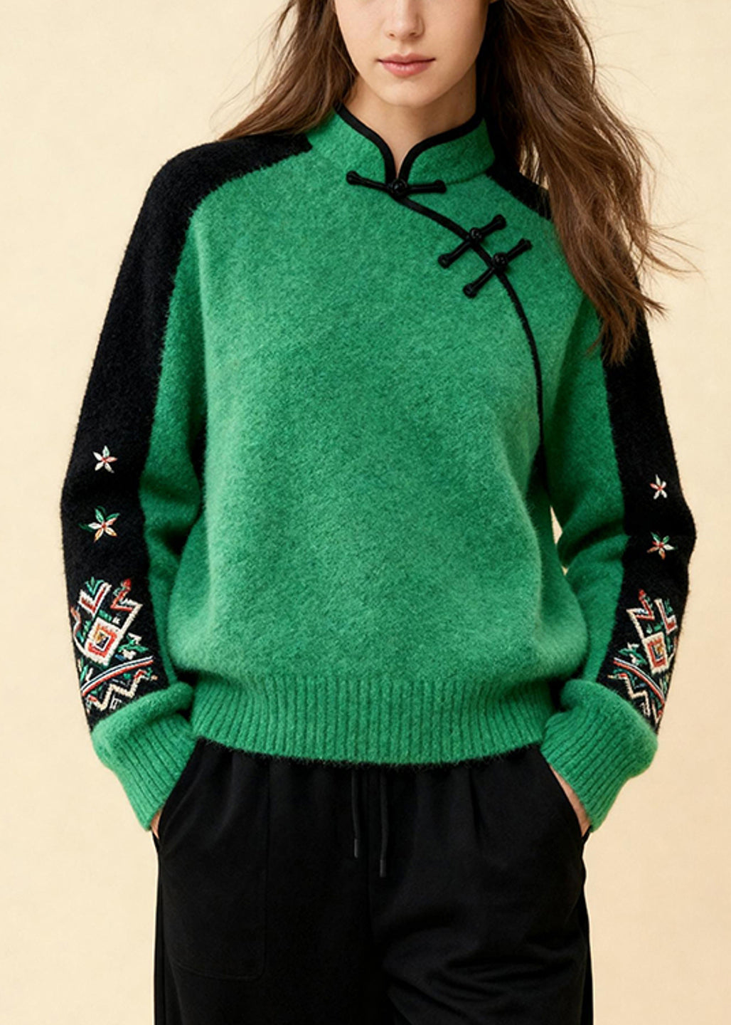 Figurbetonter, farblich abgesetzter Stehkragenpullover aus bedruckter Baumwolle für den Frühling