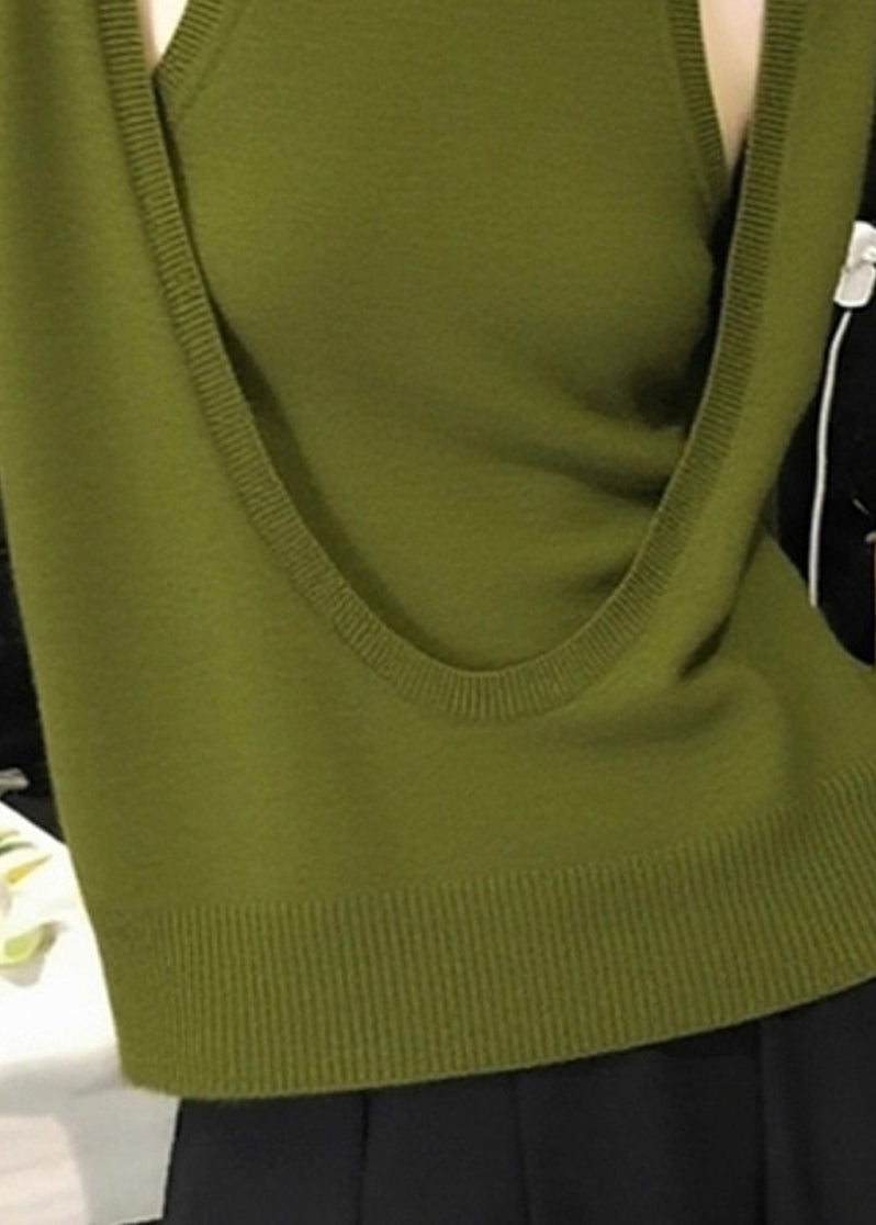 Zweiteiliges Set aus tailliertem, grünem Baumwollstrickoberteil und -weste mit Rundhalsausschnitt für den Frühling