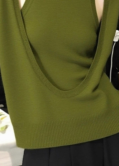 Zweiteiliges Set aus tailliertem, grünem Baumwollstrickoberteil und -weste mit Rundhalsausschnitt für den Frühling